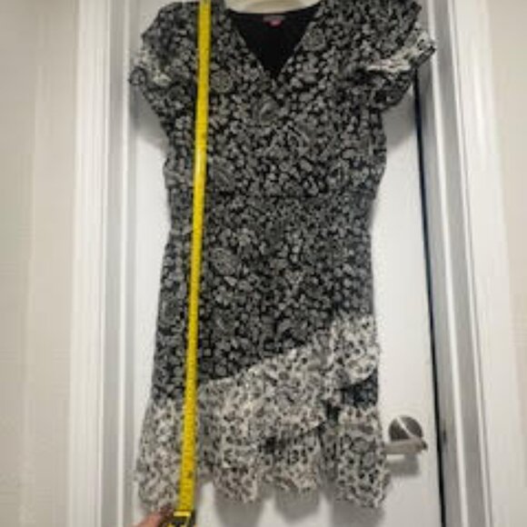 Vince Camuto - v-neck - Black and White Dress - Knee Length - Large - Picture 4 of 4